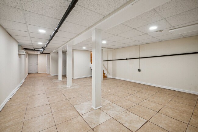 Building Photo - 6 Hughes Pl