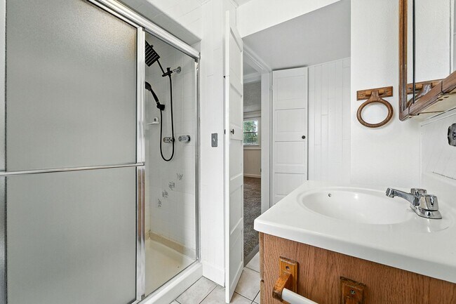 Building Photo - Spacious Tri-Level Home on Corner Lot – Av...