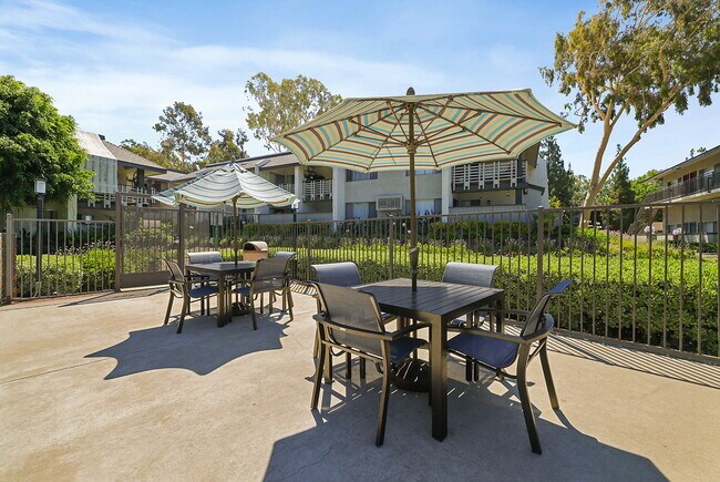 Building Photo - Village Green