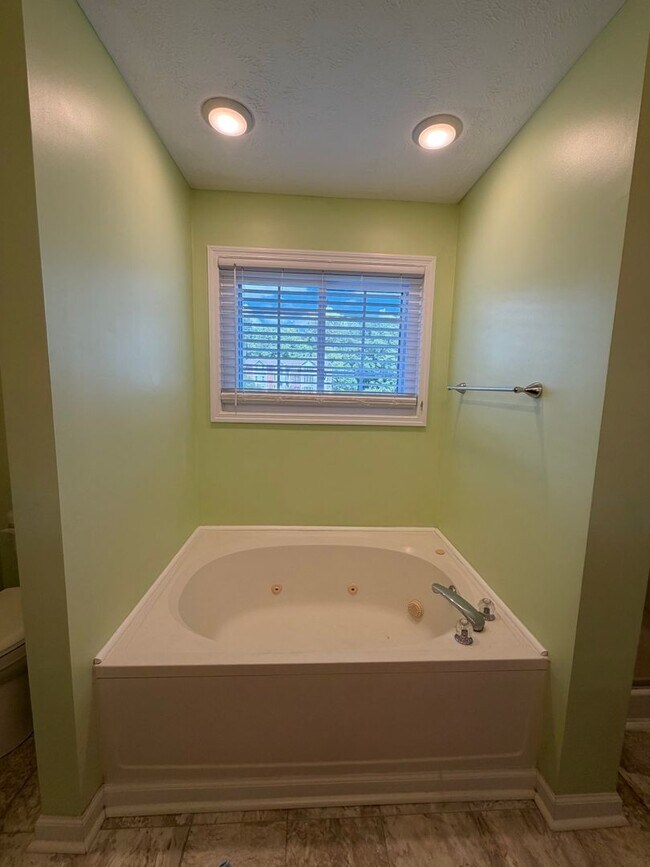 Building Photo - 341 Waterdown Dr