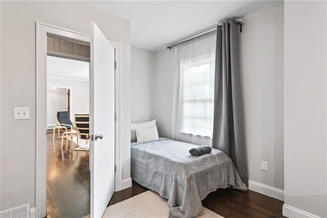 Building Photo - 1257 Briar Hills Dr NE