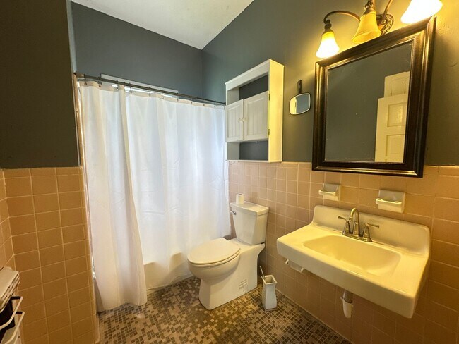 Building Photo - CUTE Downstairs Highland Unit