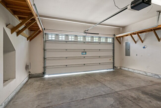 Building Photo - 608 Shadow Way