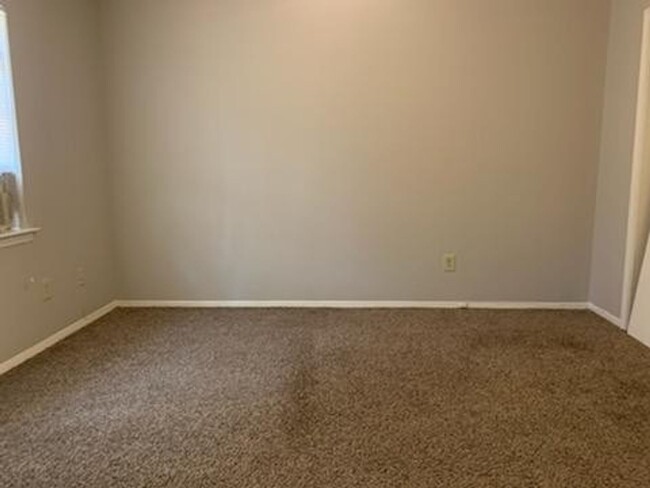 Building Photo - One Bedroom Apartment Near the University ...