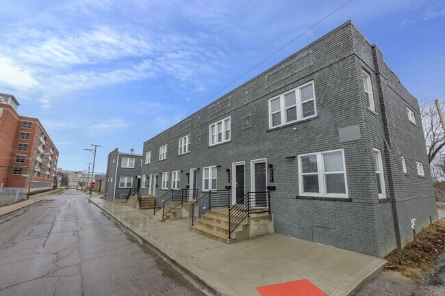 Building Photo - Modern 2BR Townhouse Walk to Downtown All Utilities Included