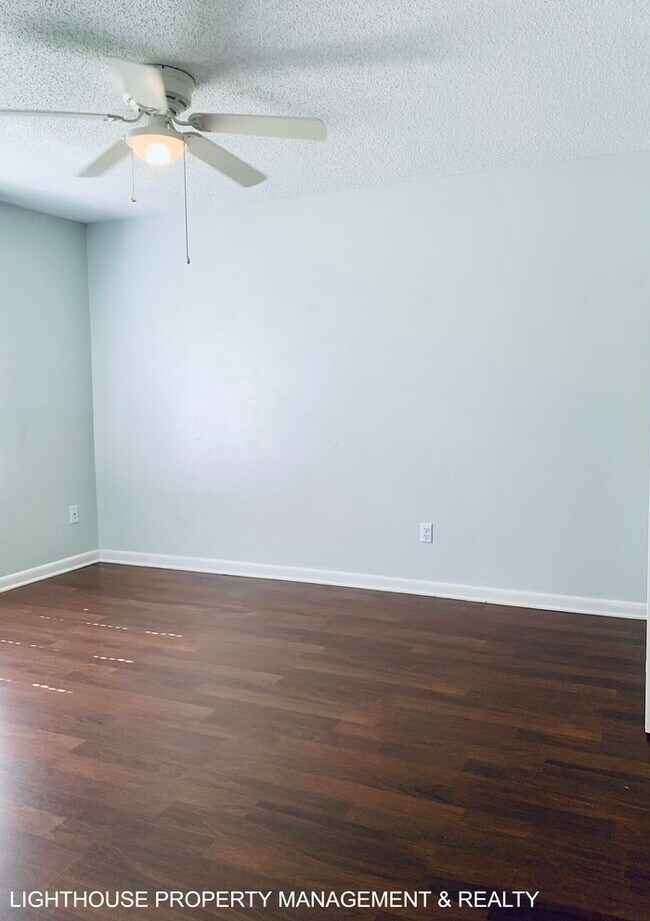 Building Photo - Spacious 4-Bedroom, 2-Bath with Fenced Yar...