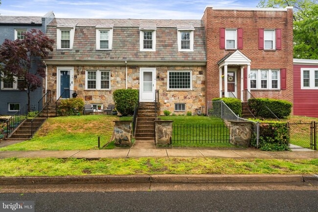 Primary Photo - 16 E Linden St