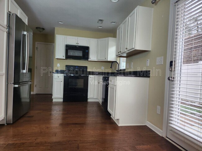 Building Photo - 19 Barnett Shoals Dr