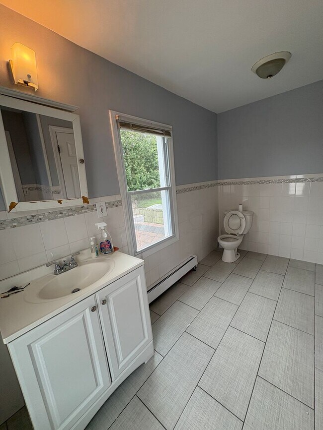 Building Photo - Large 5 Bedroom 2 Bathroom Single Family H...