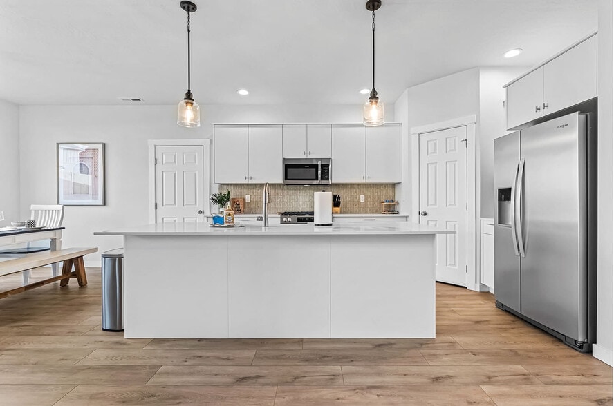 Building Photo - 1424 W Bass River Dr