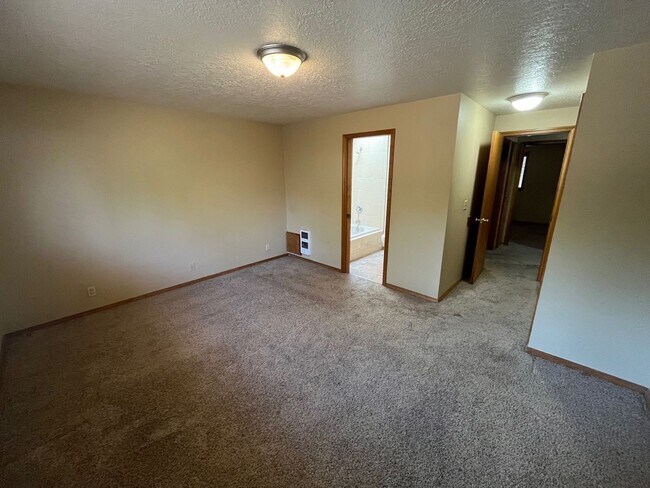 Building Photo - 2858 NE Daggett Ln