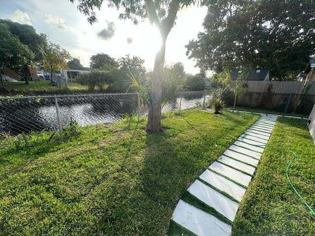 Building Photo - 6870 SW 18th Ct