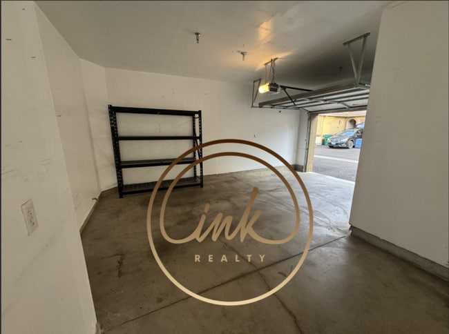 Building Photo - Beautifully remodeled townhouse