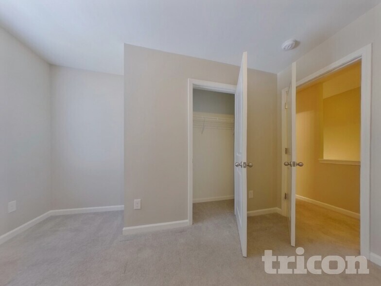 Building Photo - 1042 Sutherland Dr