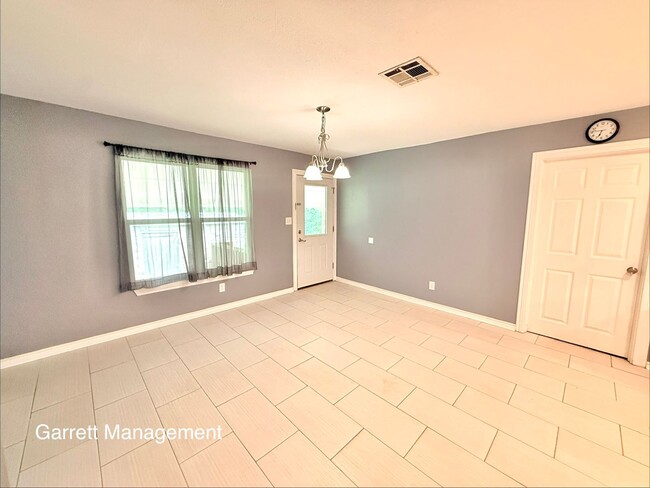 Building Photo - Spacious 5 Bedroom, 3 bath