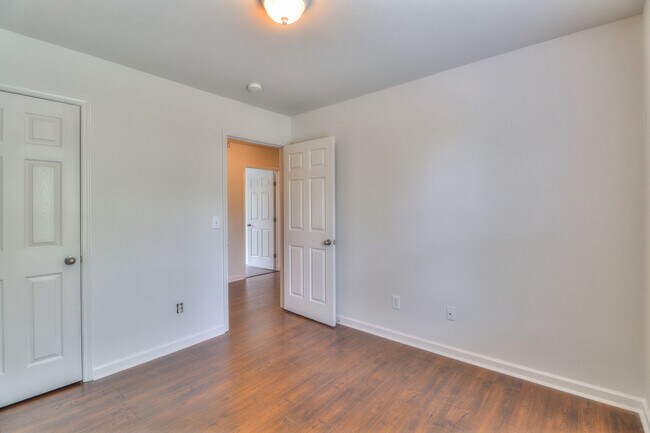 Building Photo - 702 Vernon Ave