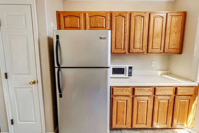 Building Photo - 3 bedroom home with fenced yard and garage...
