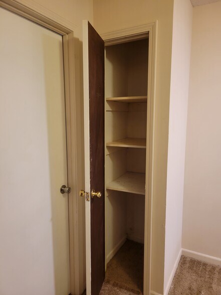 Linen closet - 208 Glamorgan Dr