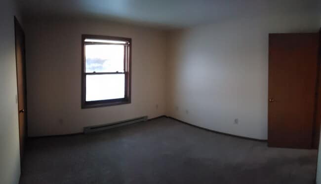 Building Photo - 2 bedroom 1 bath apartment upper