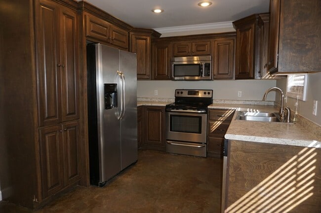 Building Photo - 210 Lake Dr