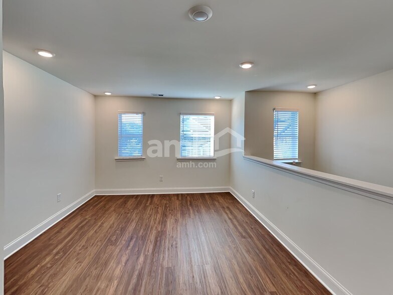 Building Photo - 513 Slew Dr