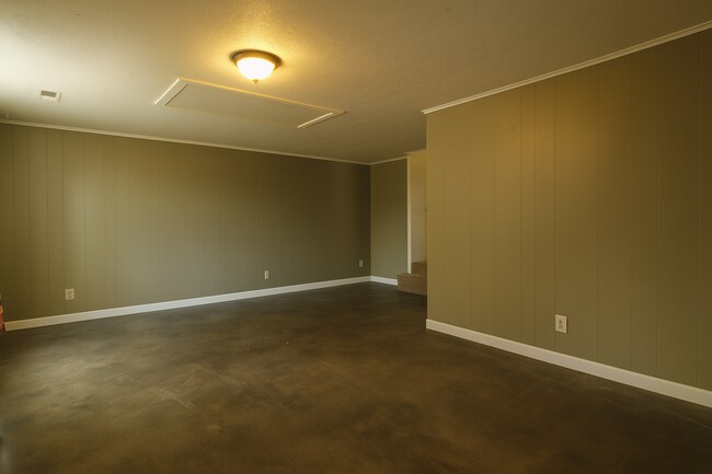 Building Photo - Charming Bend Home with Spacious Bonus Roo...
