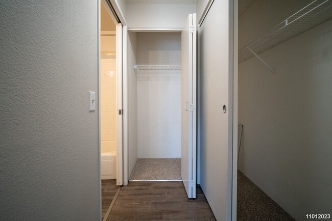 Building Photo - 2 bd, 2 ba 2 parking second story townhome...