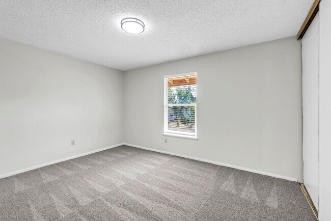 Building Photo - **Move-In Special** Top Floor Condo - Available Now!!
