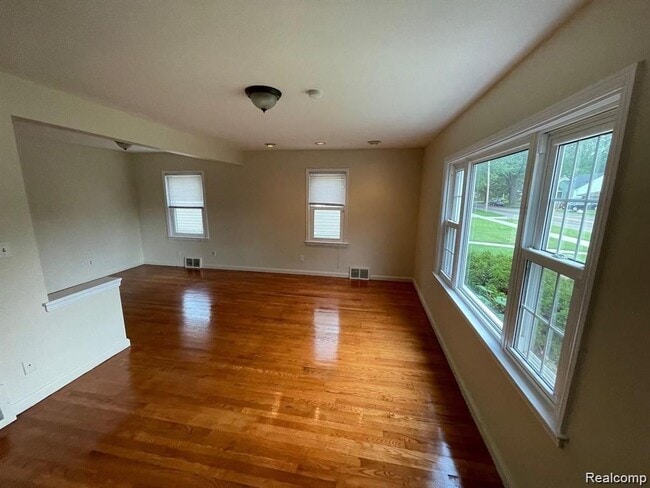 Building Photo - 1518 E Lincoln Ave