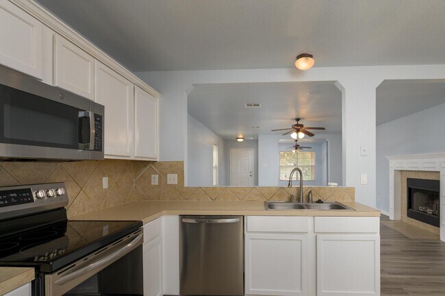 Building Photo - 2401 Haven Dr