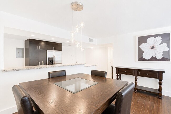 Building Photo - 1147 Hillsboro Mile