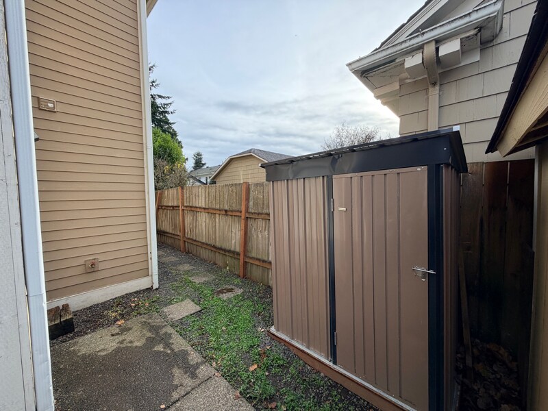 Building Photo - 1854 Hillcrest Ave