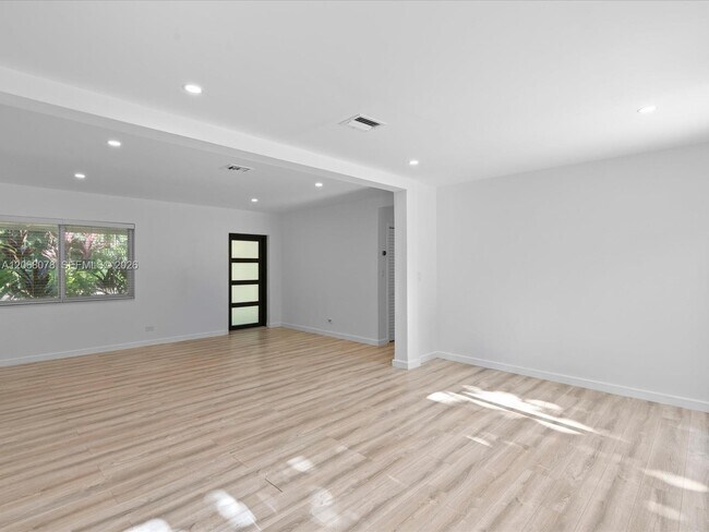 Building Photo - 5406 S Le Jeune Rd