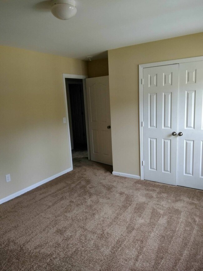 Building Photo - Spacious 4 Bedroom, 2.5 Bathroom Home!