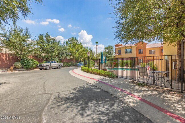 Building Photo - 1102 W Glendale Ave