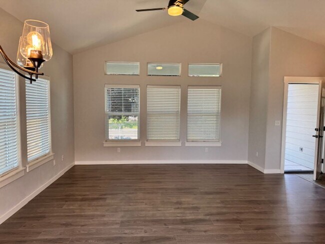 Building Photo - SINGLE LEVEL 3 BEDROOM/ UPGRADES W/ EASY M...