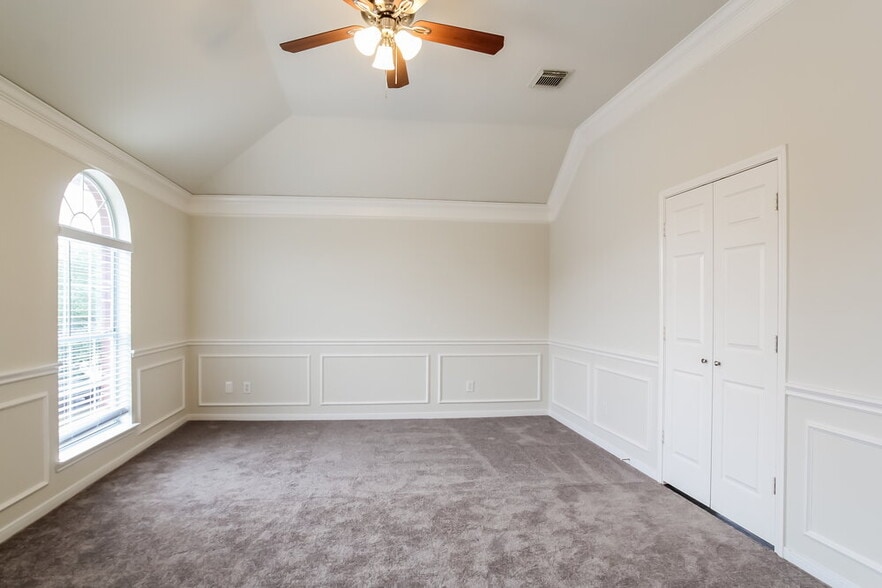 Building Photo - 519 Holly Crest Dr