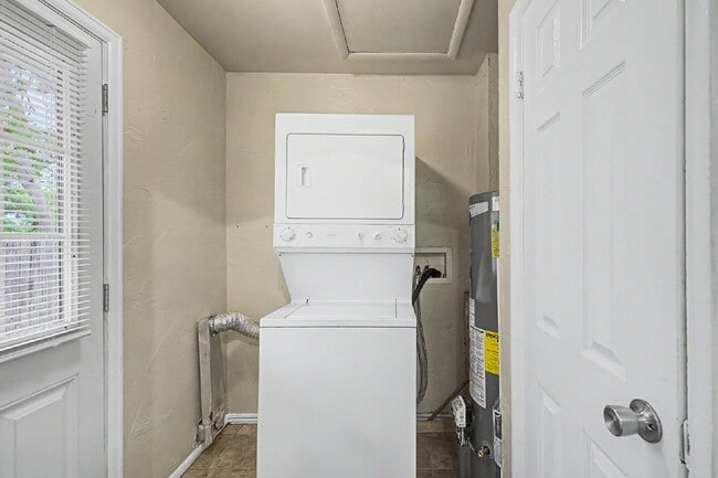 Building Photo - "Charming 3-Bedroom Duplex Retreat on Chester Street, Aurora – Cozy 1206 Sq Ft Home Awaiting Your...