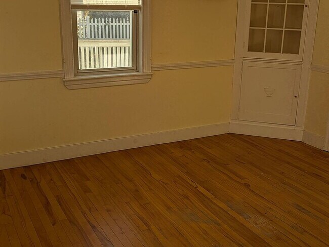 Building Photo - Comfortable home