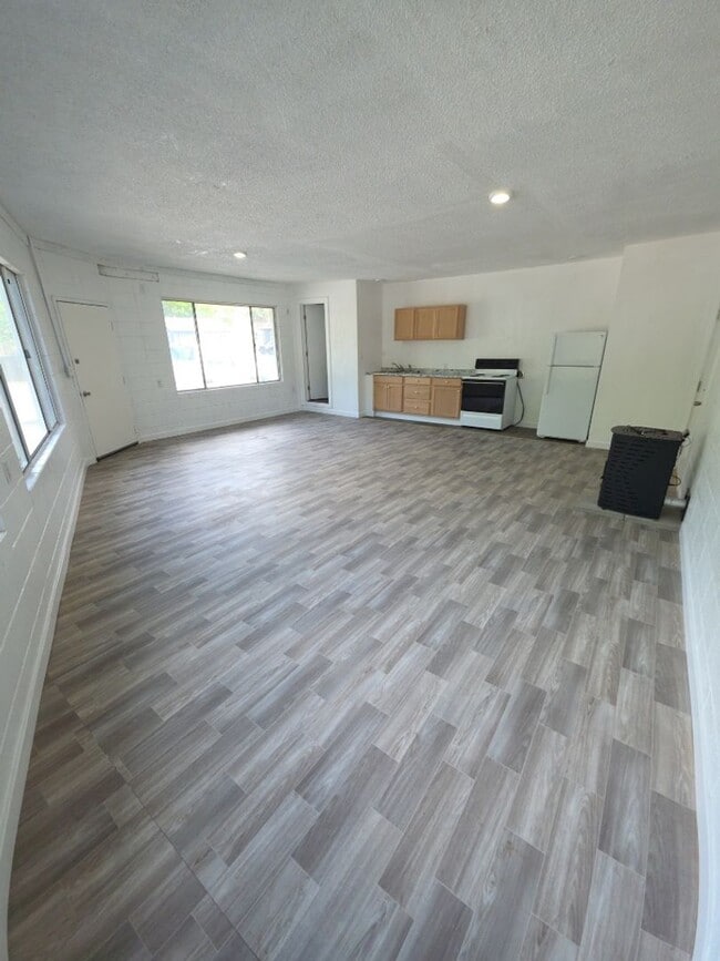 Building Photo - 13451 Lakeshore Dr