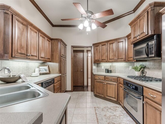 Building Photo - 16616 Hardwood Pl