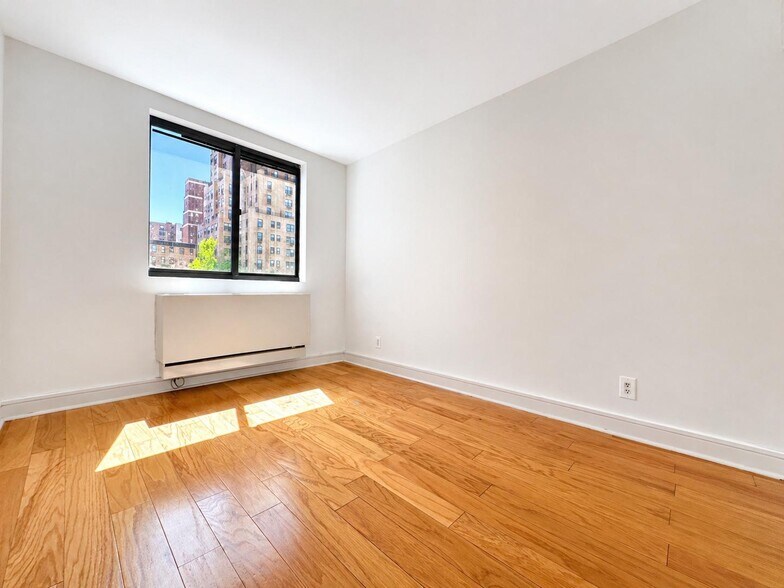 Building Photo - 323 W 96th St