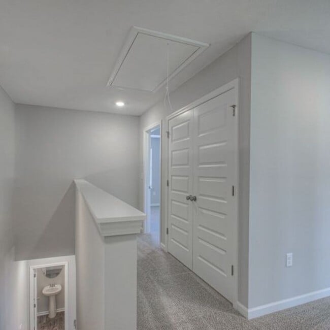 Building Photo - Upgraded, Luxury Townhouse