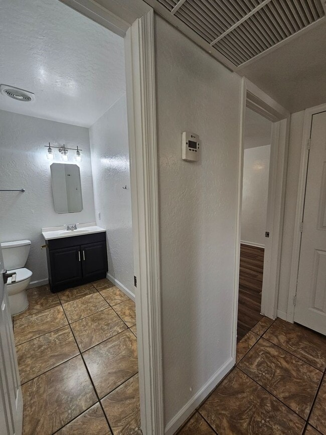 Building Photo - Scottsdale - 5 bedroom, 3 bath - Remodeled...