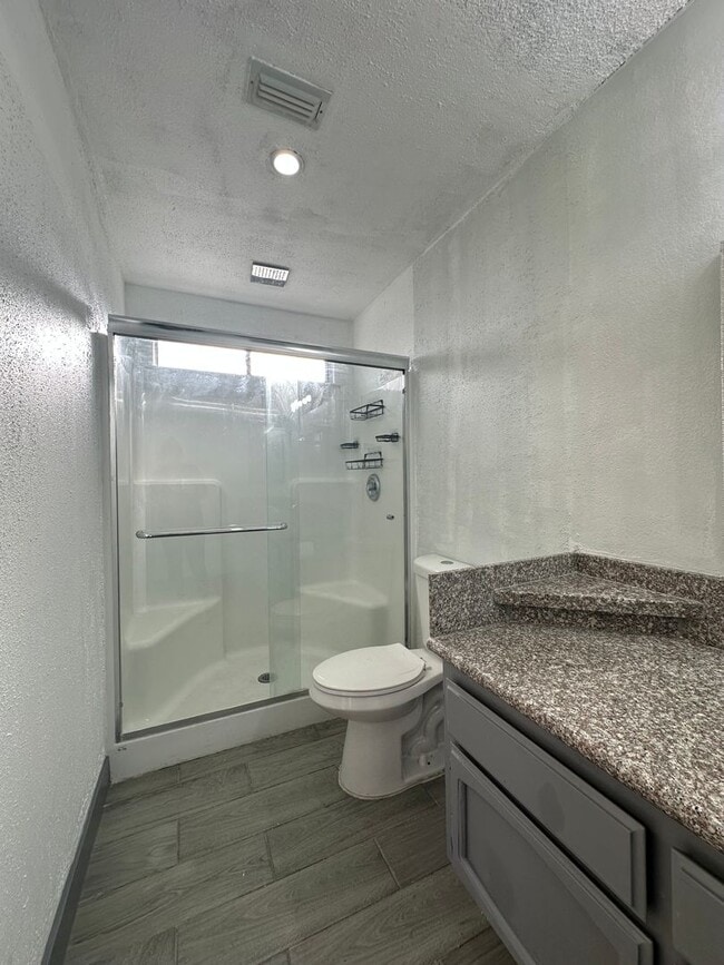 Building Photo - Four Bedroom