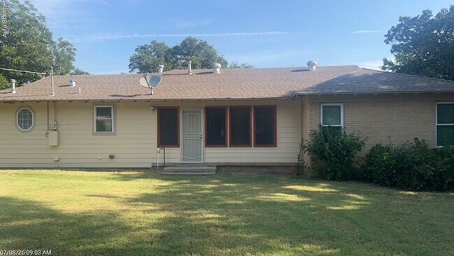 Building Photo - 104 Varsity Cir