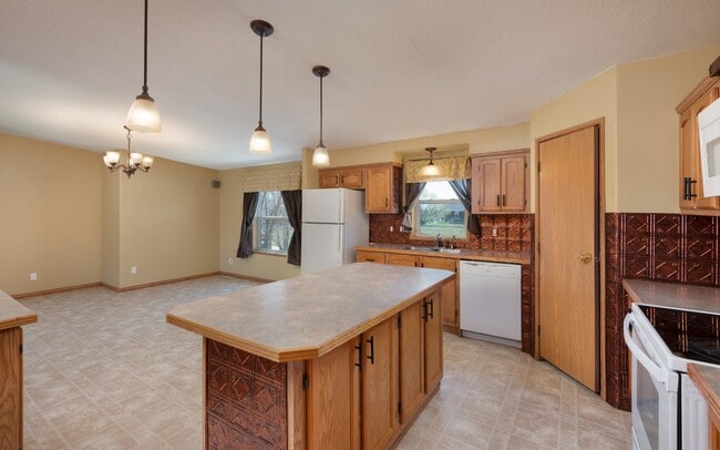 Building Photo - 415 Tracy Ann Dr