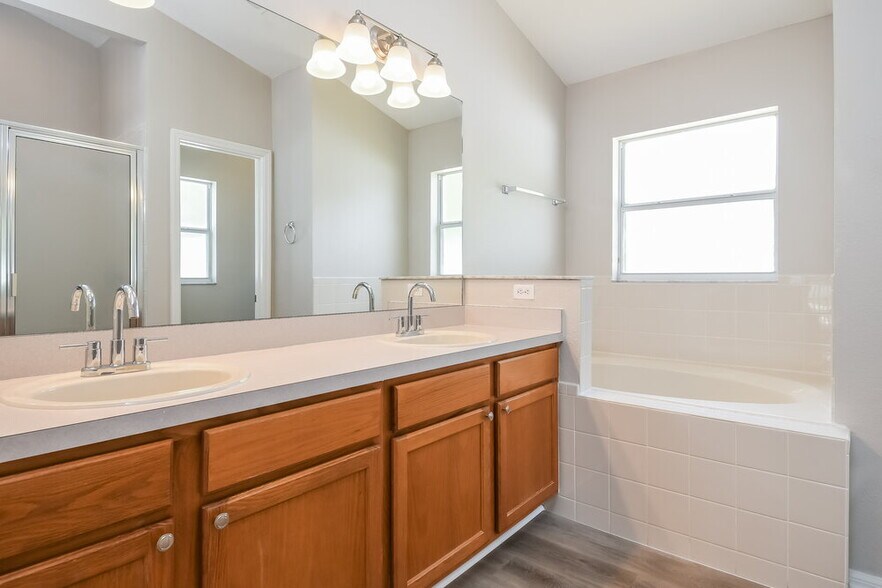 Building Photo - 143 Southampton Dr