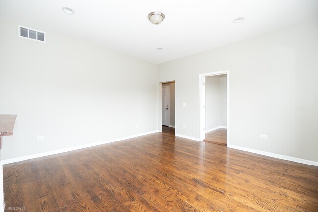 Building Photo - 4326 S Calumet Ave