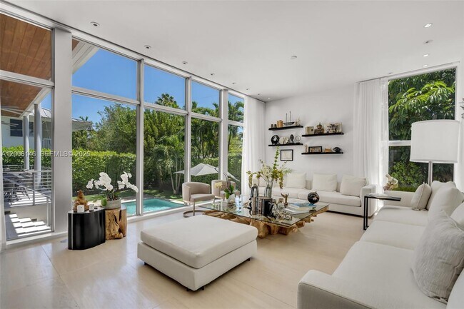 Building Photo - 230 W McIntyre St